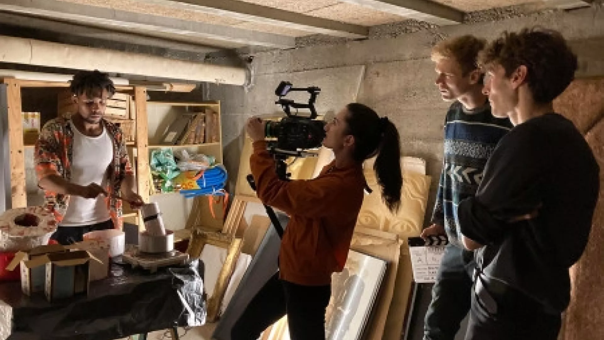 4 étudiants en cinéma dont une avec une caméra