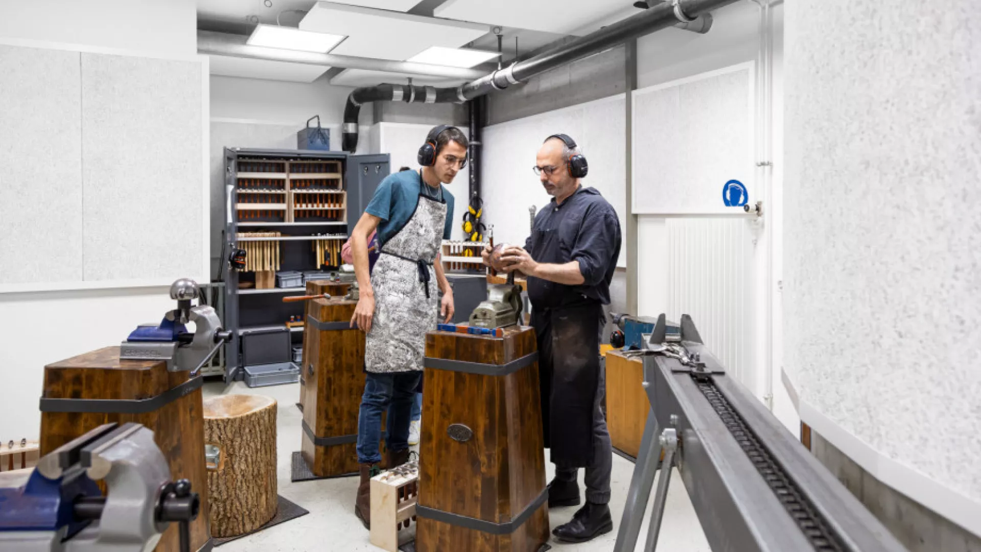 2 personnes autours d'un produit