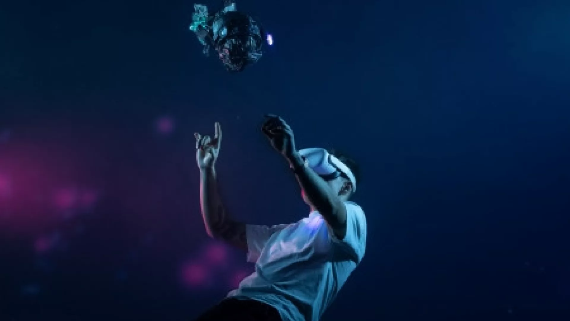 designer avec un casque de réalité virtuelle
