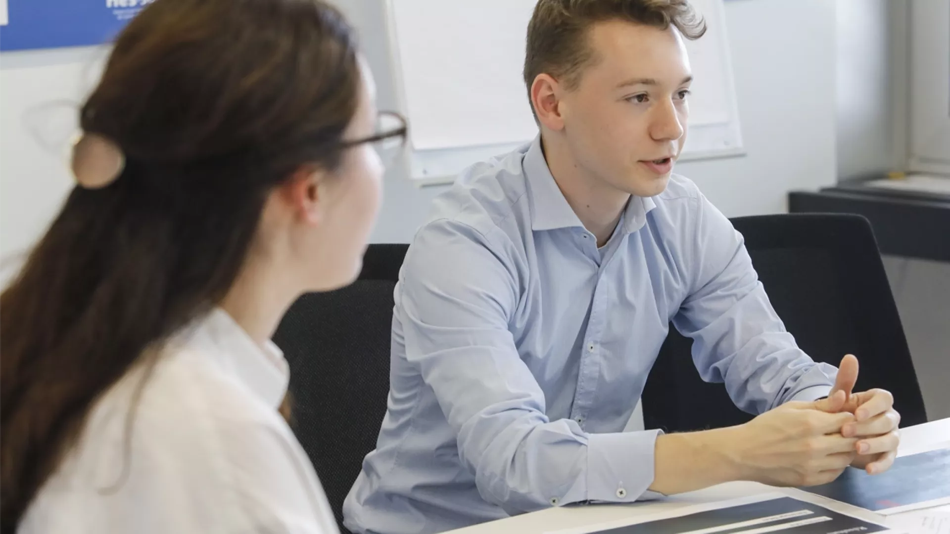 deux étudiants en pleine discussion
