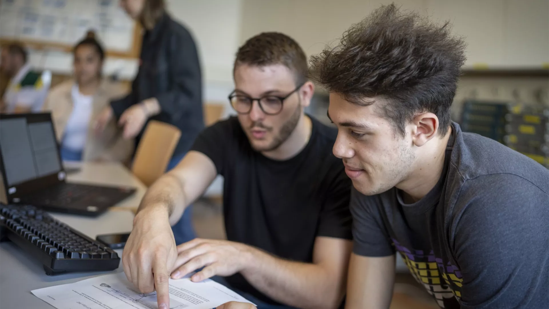 2 étudiants travaillant autours d'un ordinateur