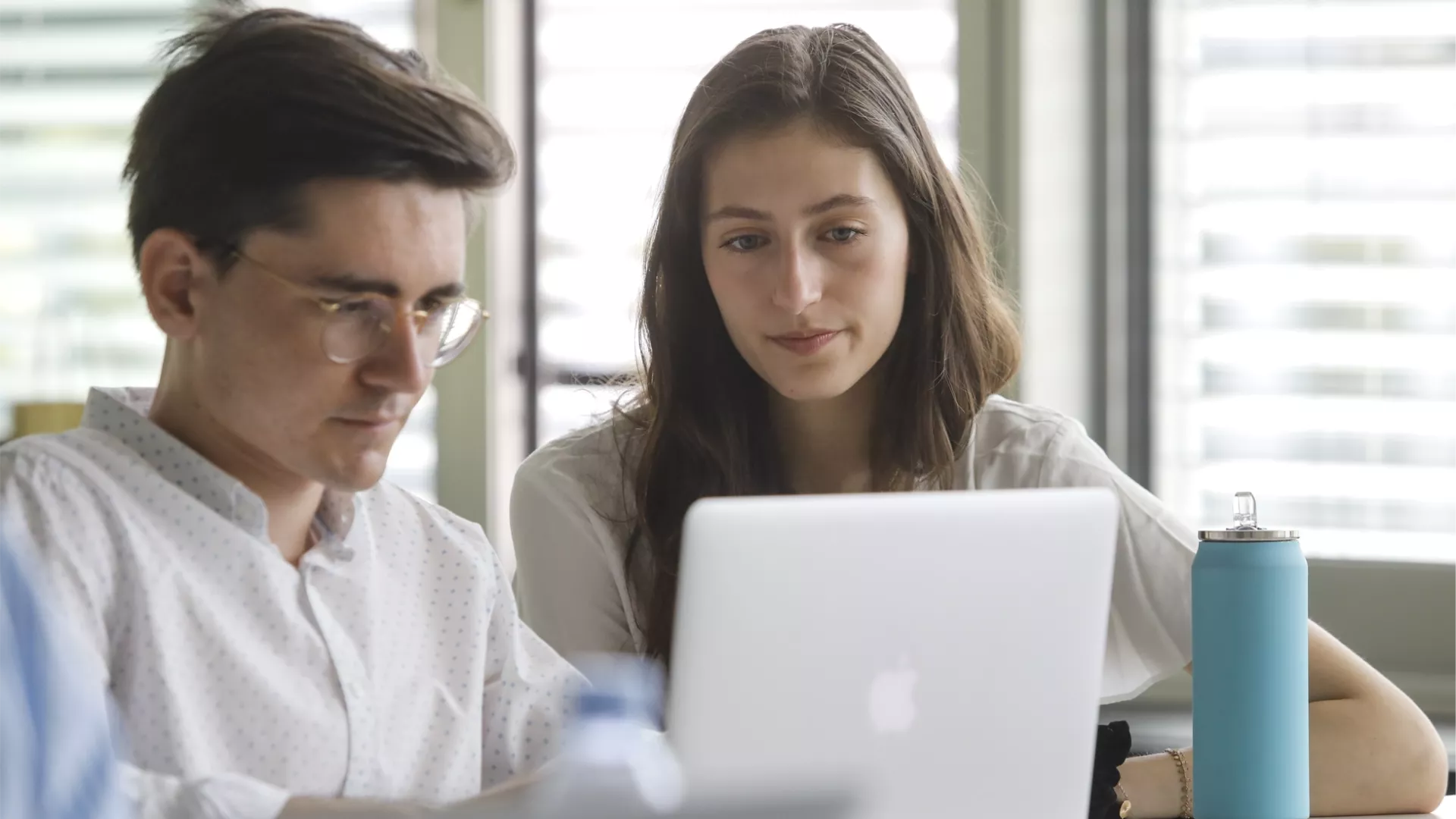2 étudiants devant un ordinateur