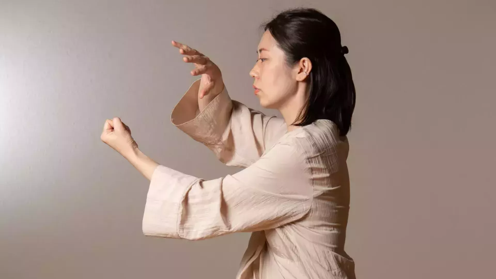 une danseuse se déplaçant au rythme d'une musique