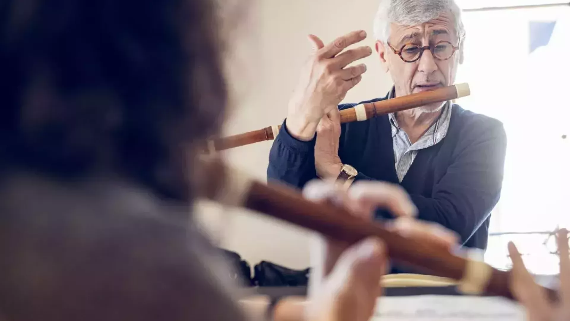 2 musiciens qui jouent un instrument
