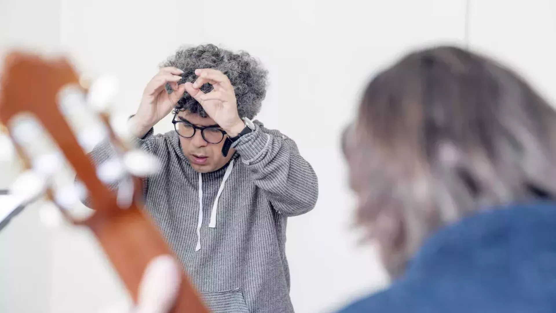 enseignant donnant un cours de musique à ses élèves
