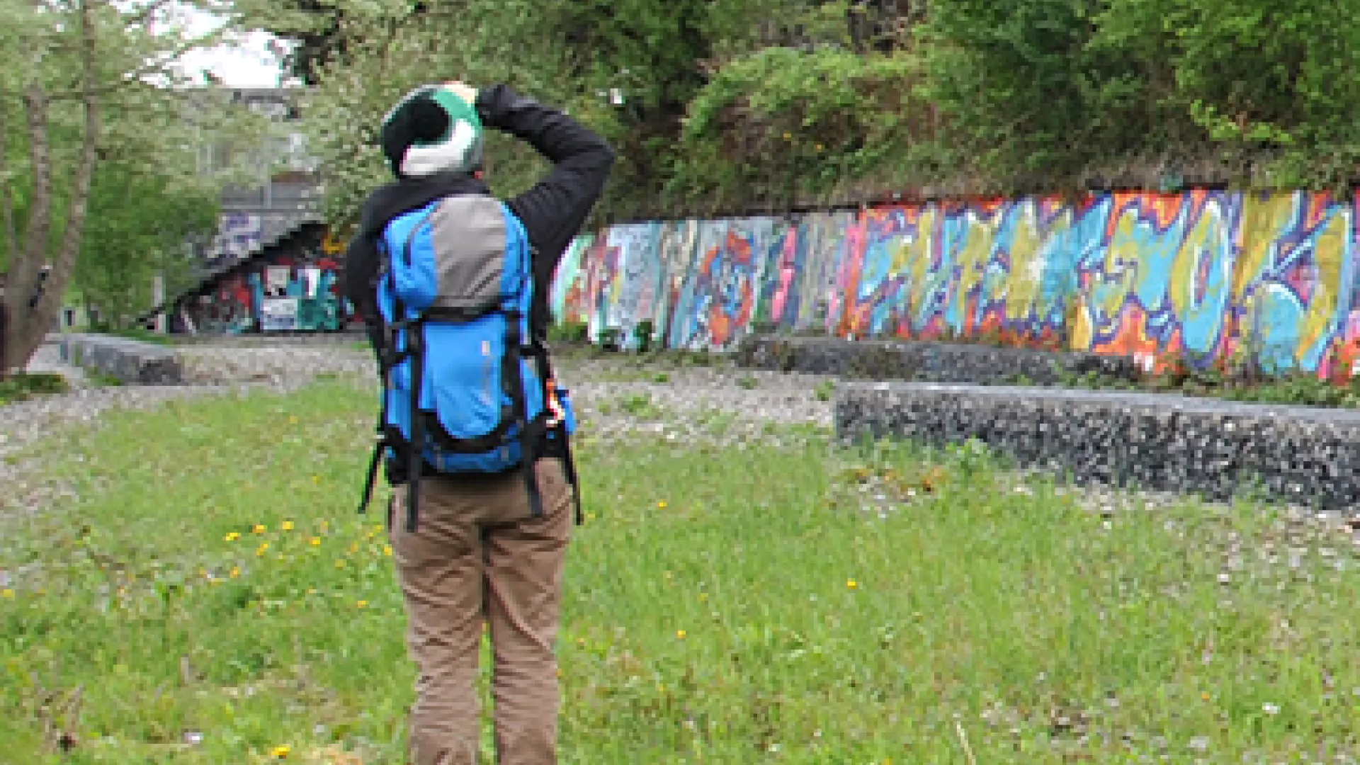 Personne inspectant des espaces verts