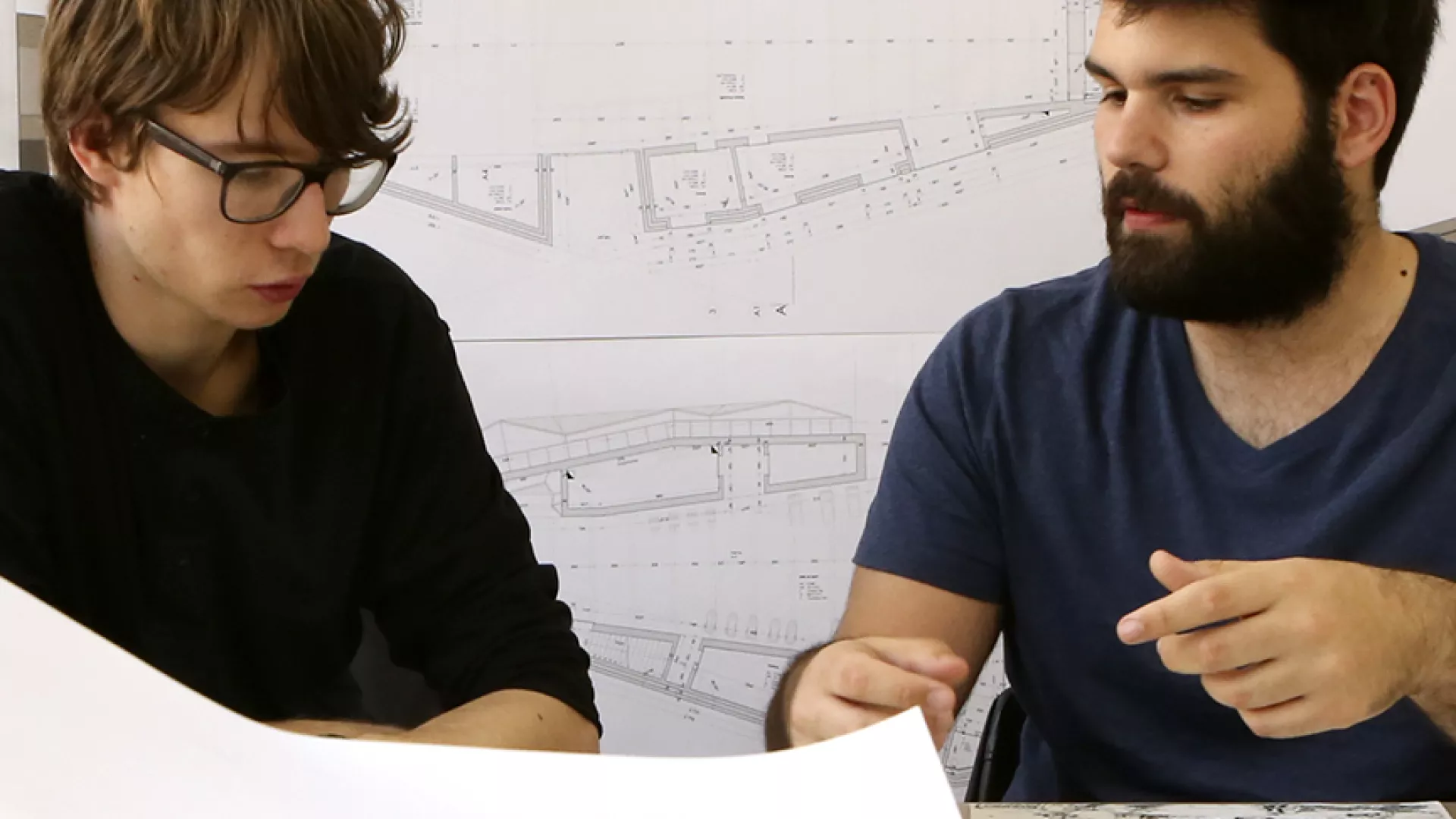 2 architectes discutant des plans