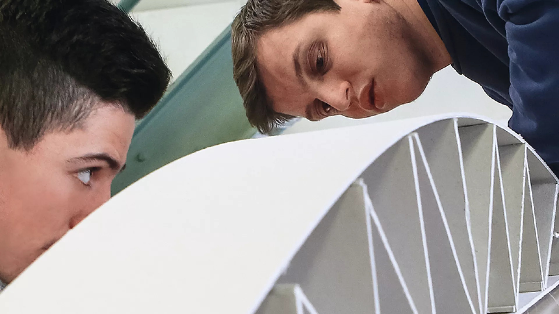 2 ingénieurs analysant la structure d'une maquette de pont