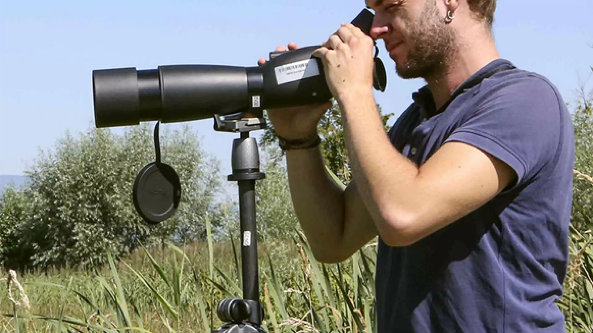 Personne regardant la nature au téléscope