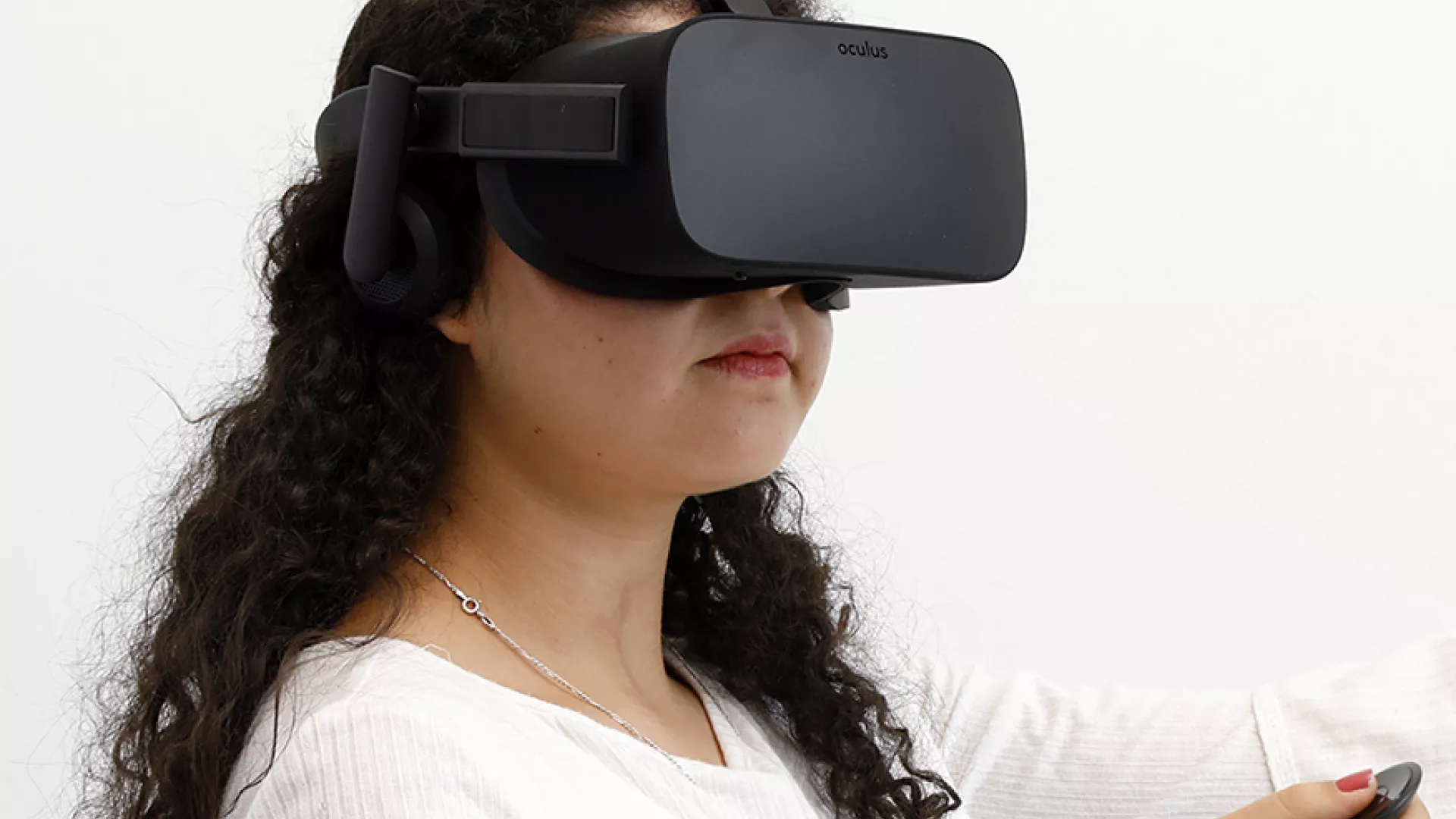 Personne avec un casque de réalité virtuelle