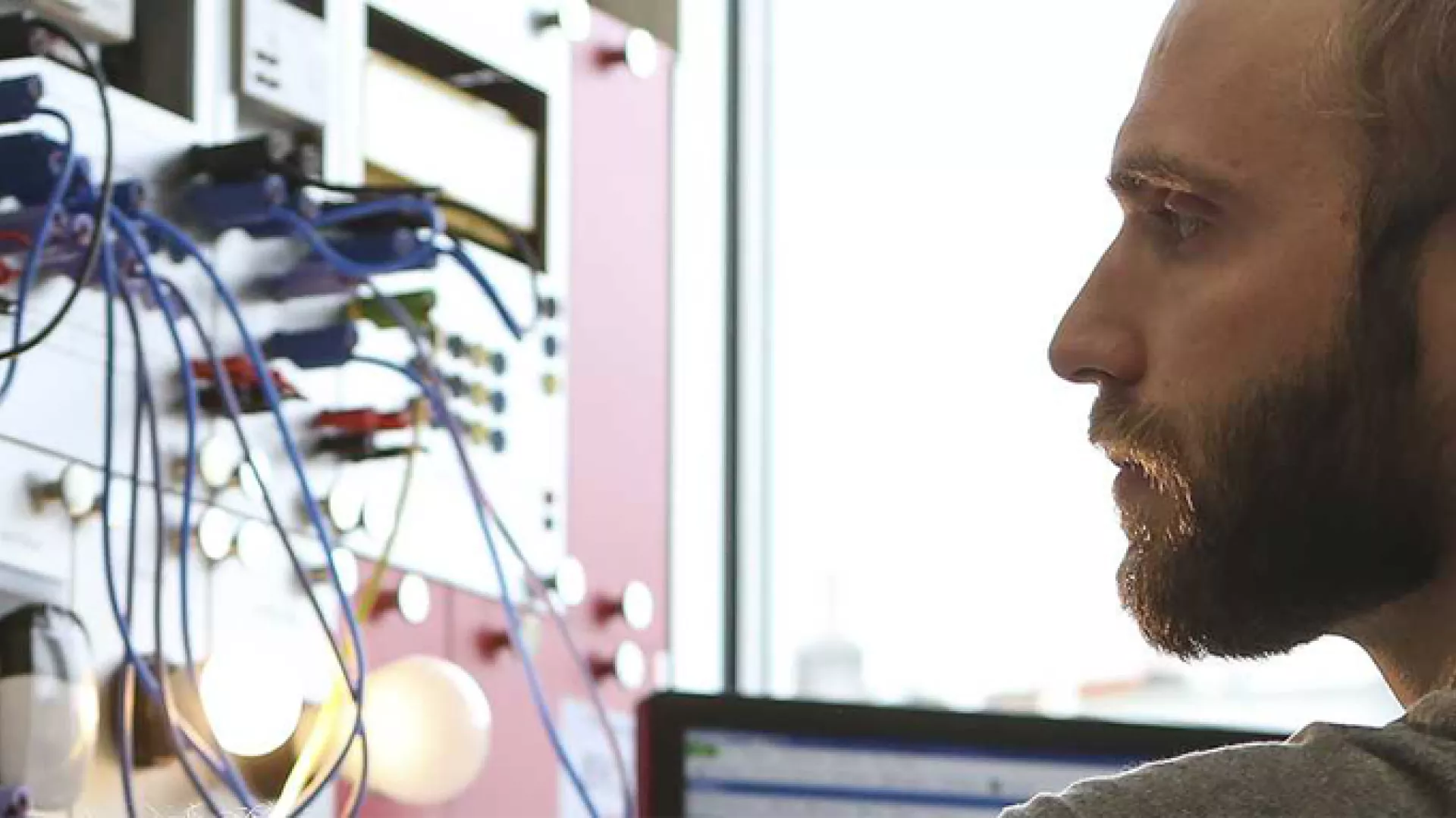 un technicien qui s'occupe d'un tableau électrique