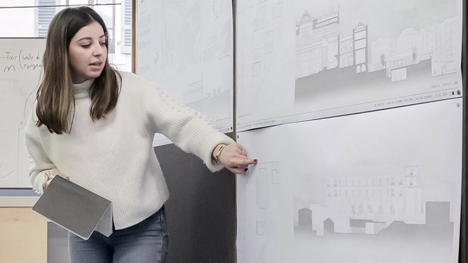 architecte expliqunt des plans