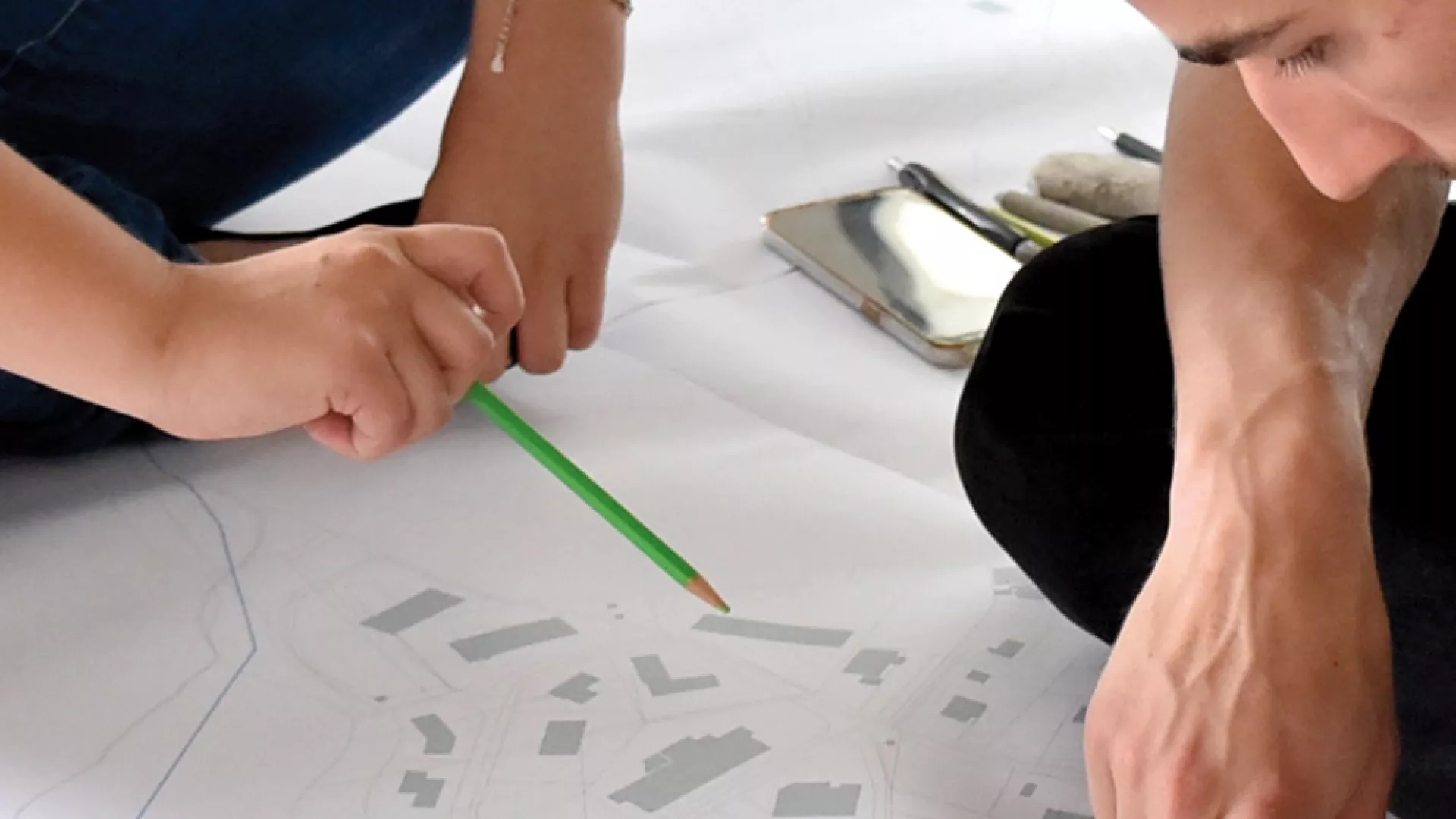 2 ingénieurs évaluant un plan