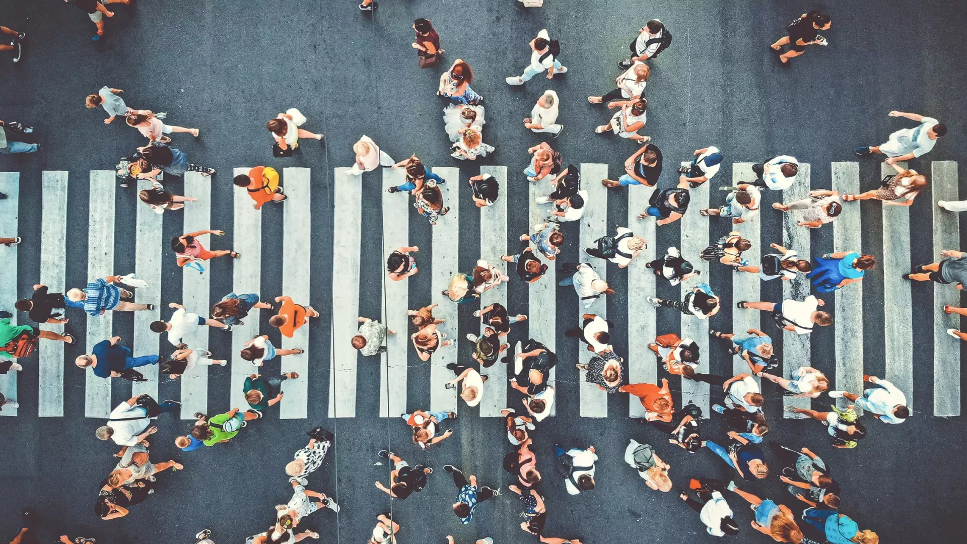 foule de gens traversant la rue