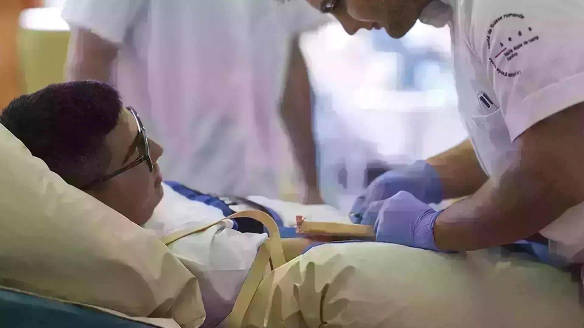 un patient et un infirmier qui effectue des soins