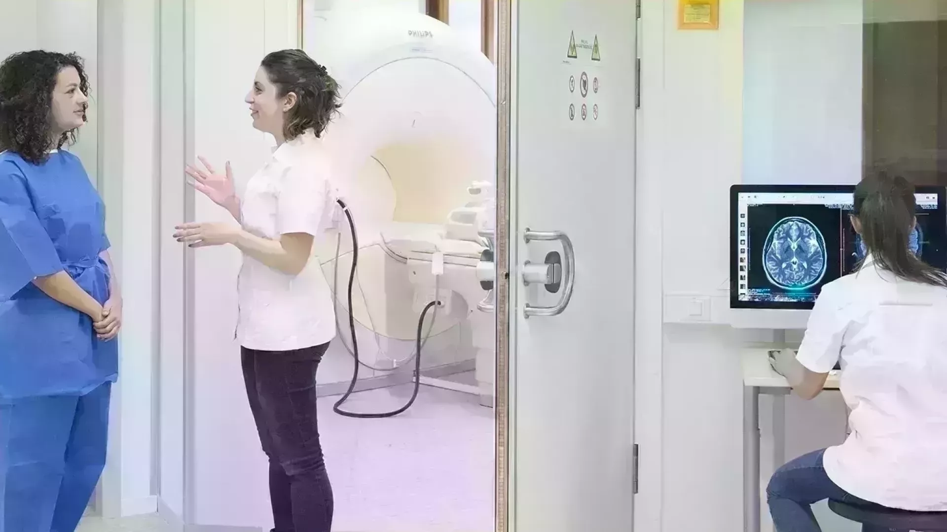 une patiente et la technologue en radiologie qui regarde ses radios