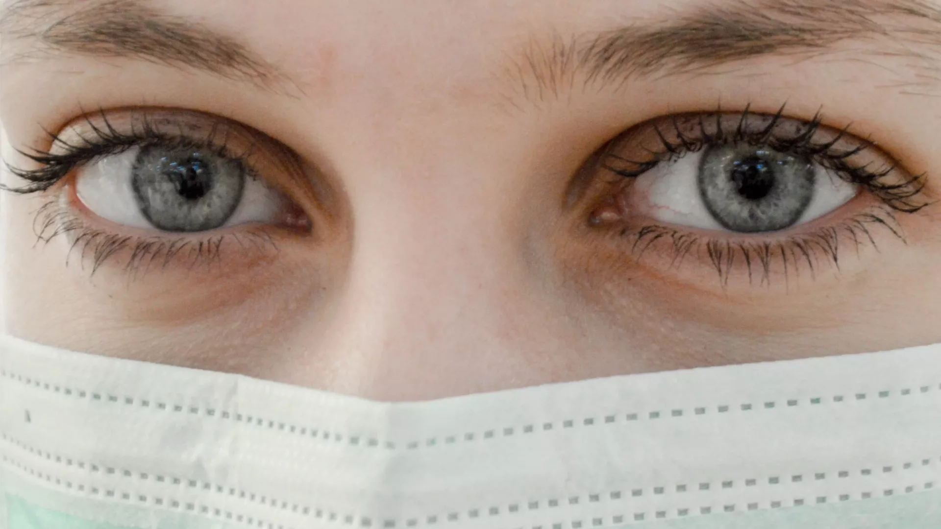 Infirmière portant un masque