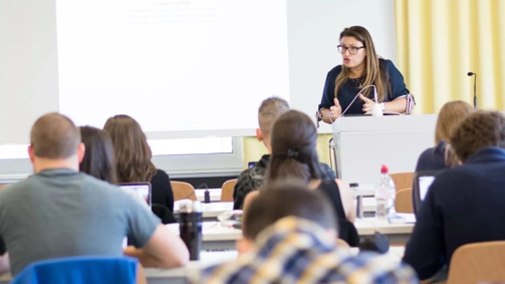 Une professeure donne un cours aux étudiants du master