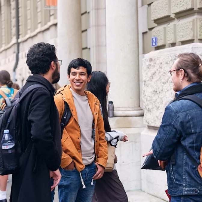 Des étudiants discutent avant d'aller en cours
