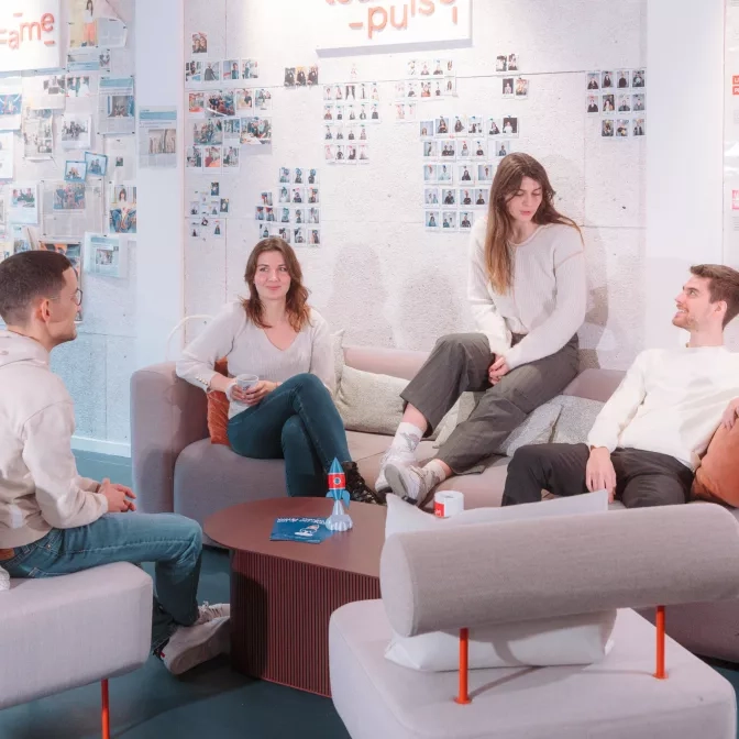 Un groupe dans les locaux de l'incubateur