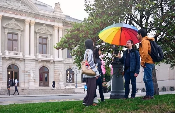 Un groupe d'étudiantes et étudiants en ville