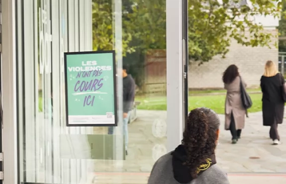 Une affiche contre les violences est sur un porte ouverte