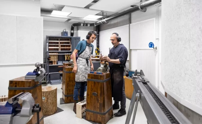 2 personnes autours d'un produit