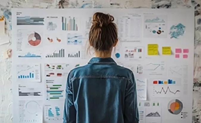 Une personne regarde un plan détaillé de projet