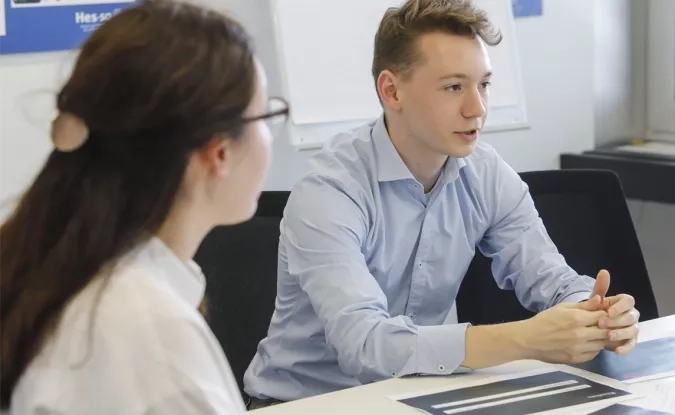 deux étudiants en pleine discussion