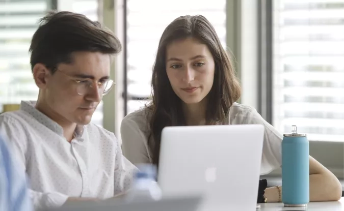 2 étudiants devant un ordinateur