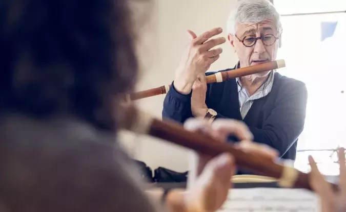 2 musiciens qui jouent un instrument 