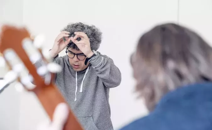 enseignant donnant un cours de musique à ses élèves