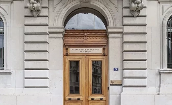Photo de la porte du bâtiment de la HEM