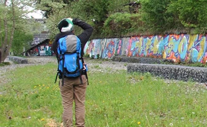 Personne inspectant des espaces verts