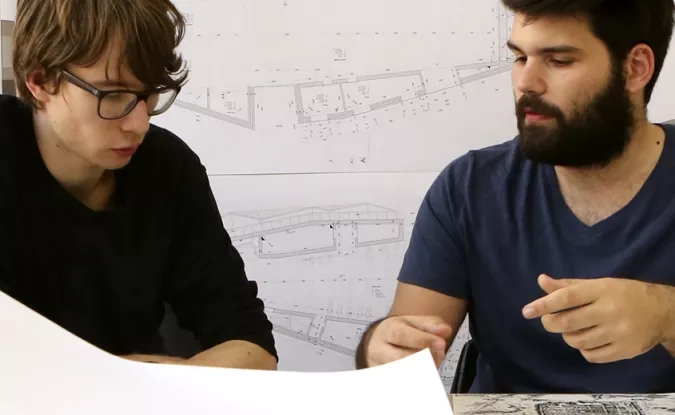 2 architectes discutant des plans