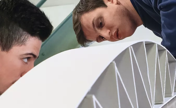 2 ingénieurs analysant la structure d'une maquette de pont