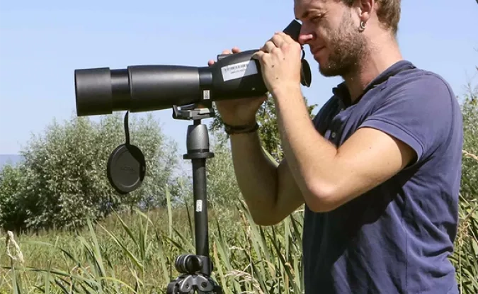 Personne regardant la nature au téléscope