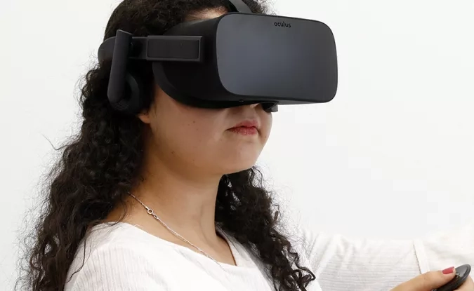 Personne avec un casque de réalité virtuelle