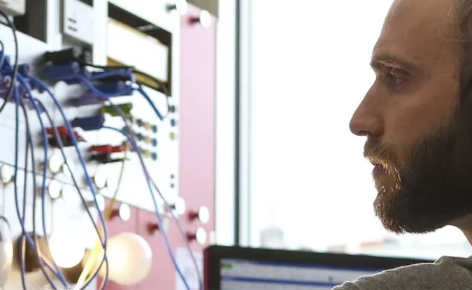 un technicien qui s'occupe d'un tableau électrique