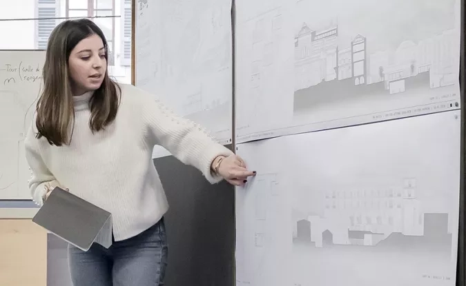 architecte expliqunt des plans