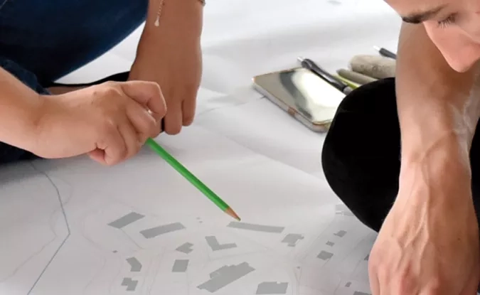 2 ingénieurs évaluant un plan