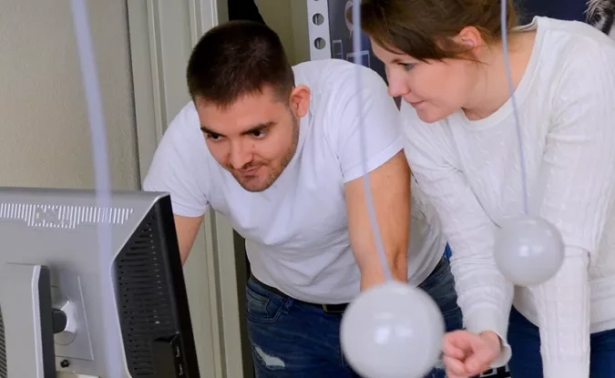 Deux ingénieurs autour d'un ordinateur