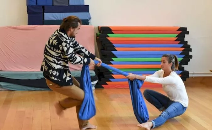 2 personnes prenant part à une séance de psychomotricité