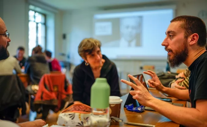 tablée de 3 personnes discutant