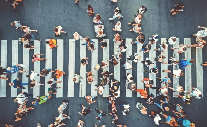 foule de gens traversant la rue