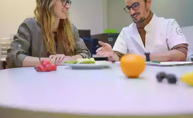 un patient et le nutritionniste qui explique les différents aliments