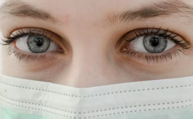 Infirmière portant un masque