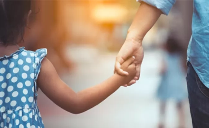 parent/enfant qui se tiennent la main
