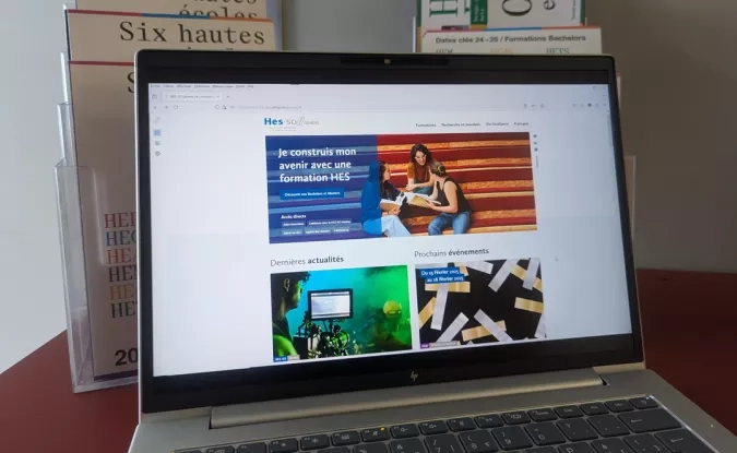 Le site web s'affiche sur un ordinateur portable
