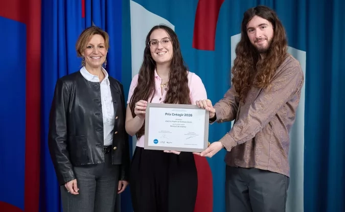 Les lauréat-e-s du Prix Créagir 2026, Joachim Kupfer (HEG) et Kathleen Rahm (HEPIA), accompagnés de la directrice générale de la HES-SO Genève, Daniela Di Mare Appéré